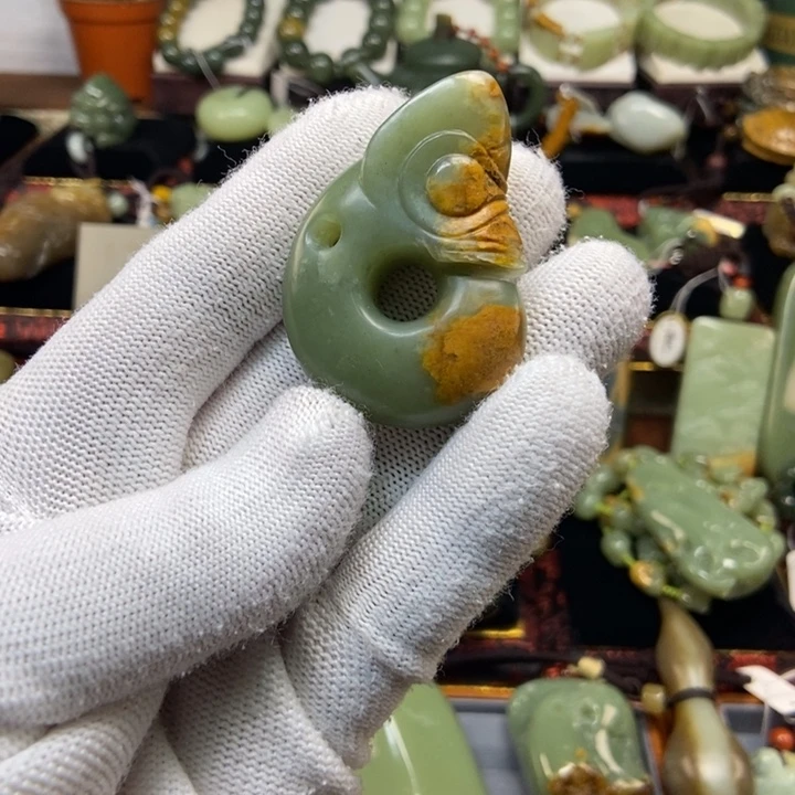 颈饰未镶嵌岫岩河磨玉（透闪石质玉）东**读