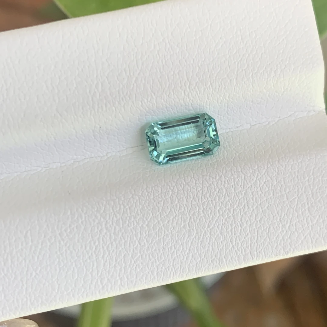天然彩宝薄荷绿碧玺裸石 长方5x8.3重1.46ct 全净体可配现托