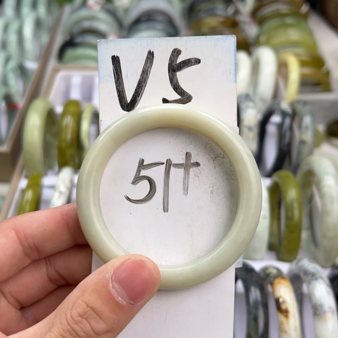 岫玉手镯未镶嵌天然岫玉微瑕，可以正常佩戴