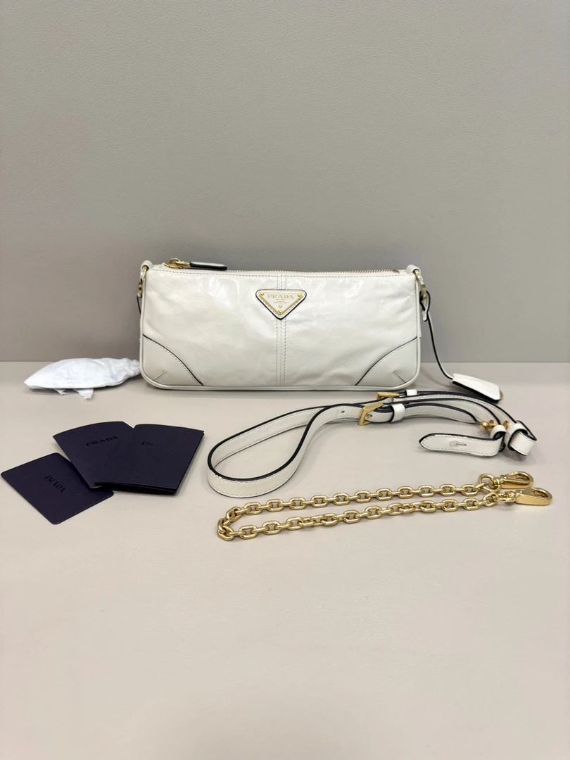 95新 Prada/普拉达 普拉达/Prada 白色油蜡皮链条斜挎单肩包M6179