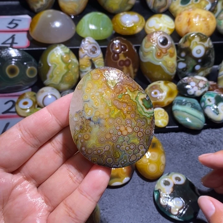 年***俞玛瑙/玉髓未镶嵌珠宝半成品