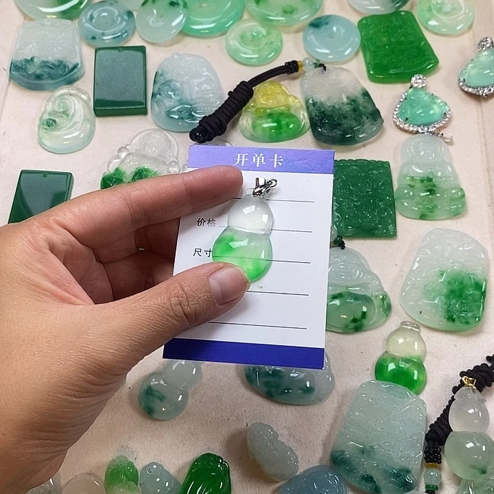 ༺***）翡翠未镶嵌颈饰葫芦