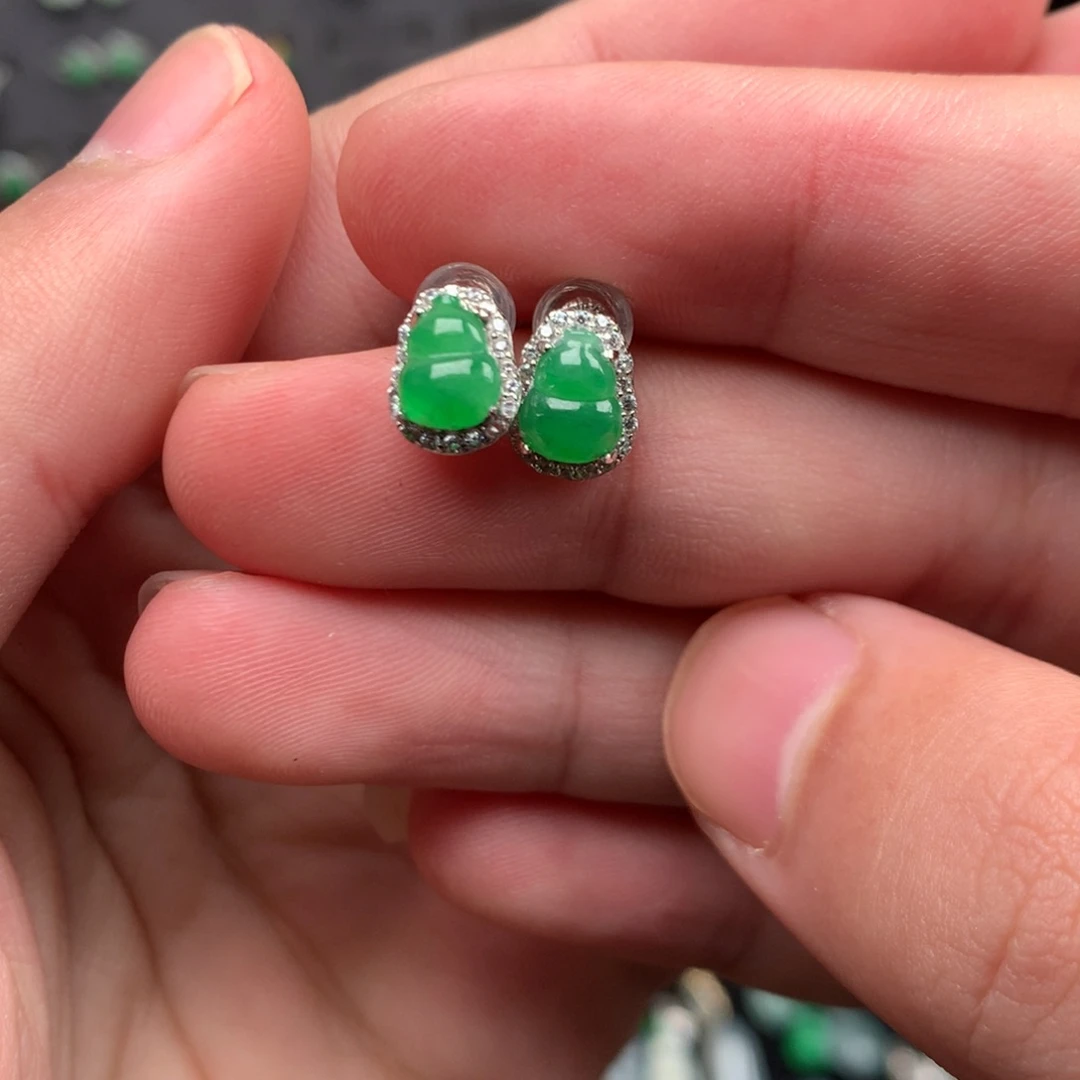 翡翠未镶嵌颈饰你是