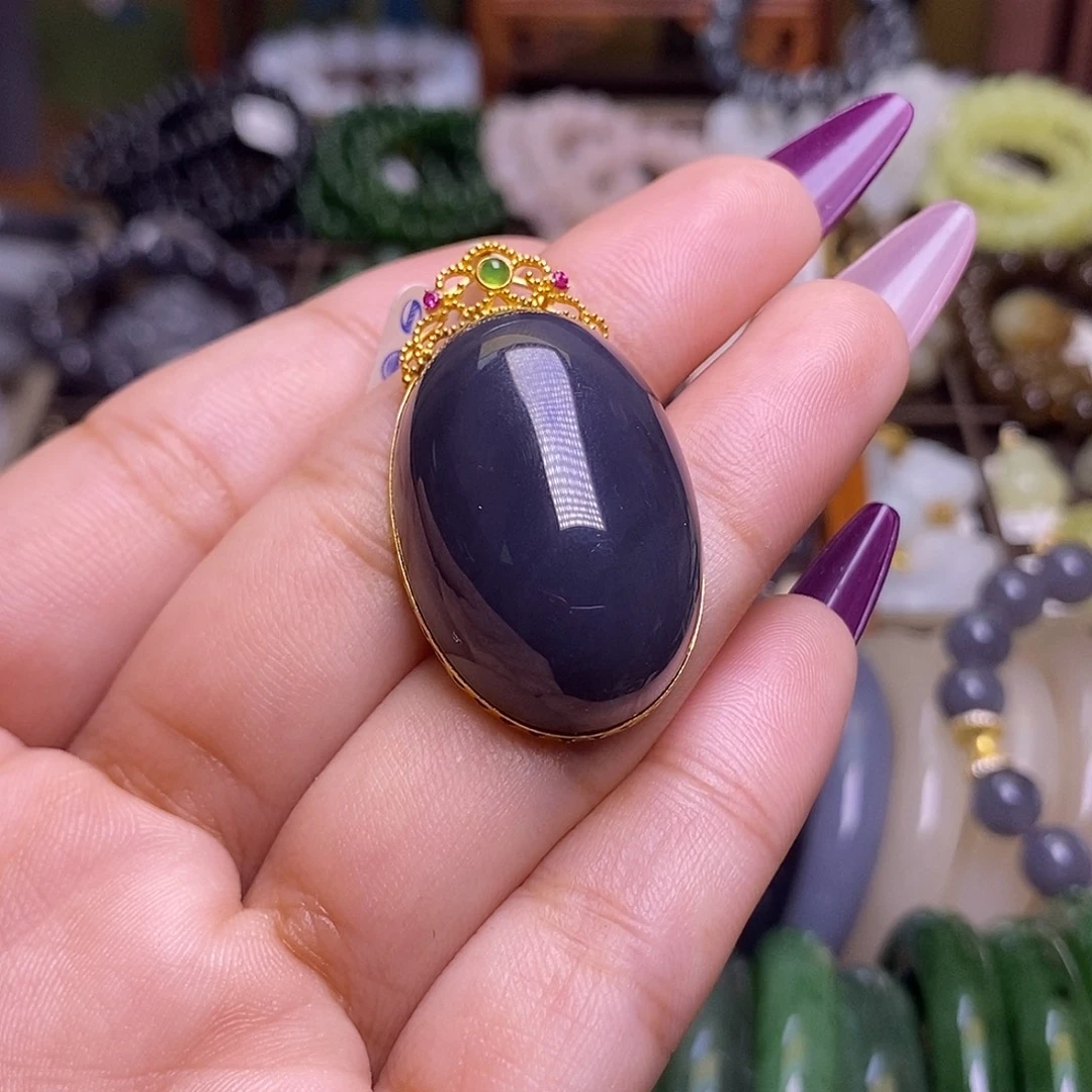 和田玉未镶嵌颈饰浓烟紫老料收藏毕业级金镶鸽子蛋