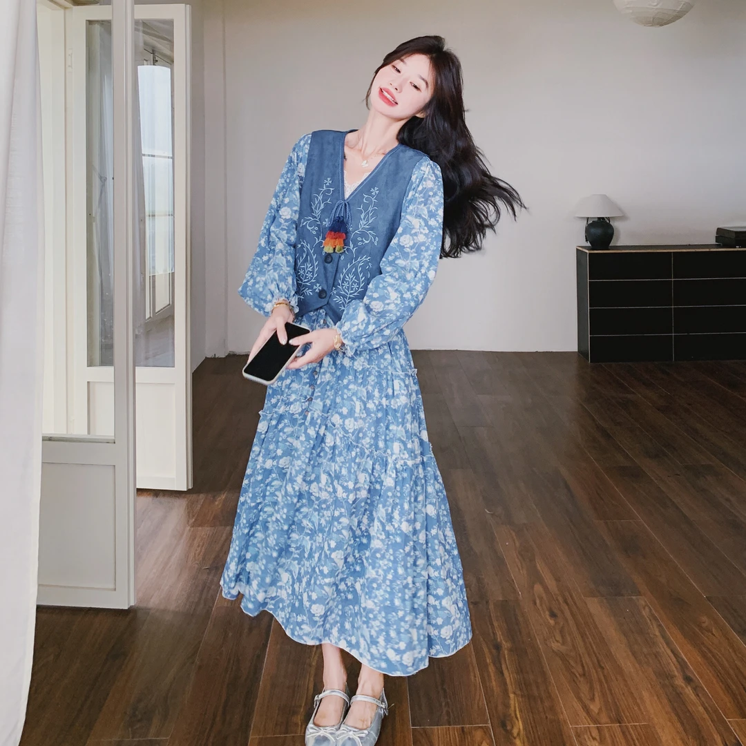 蓝色巨好看刺绣马甲套装裙女2025早秋法式浪漫风碎花连衣裙两件套