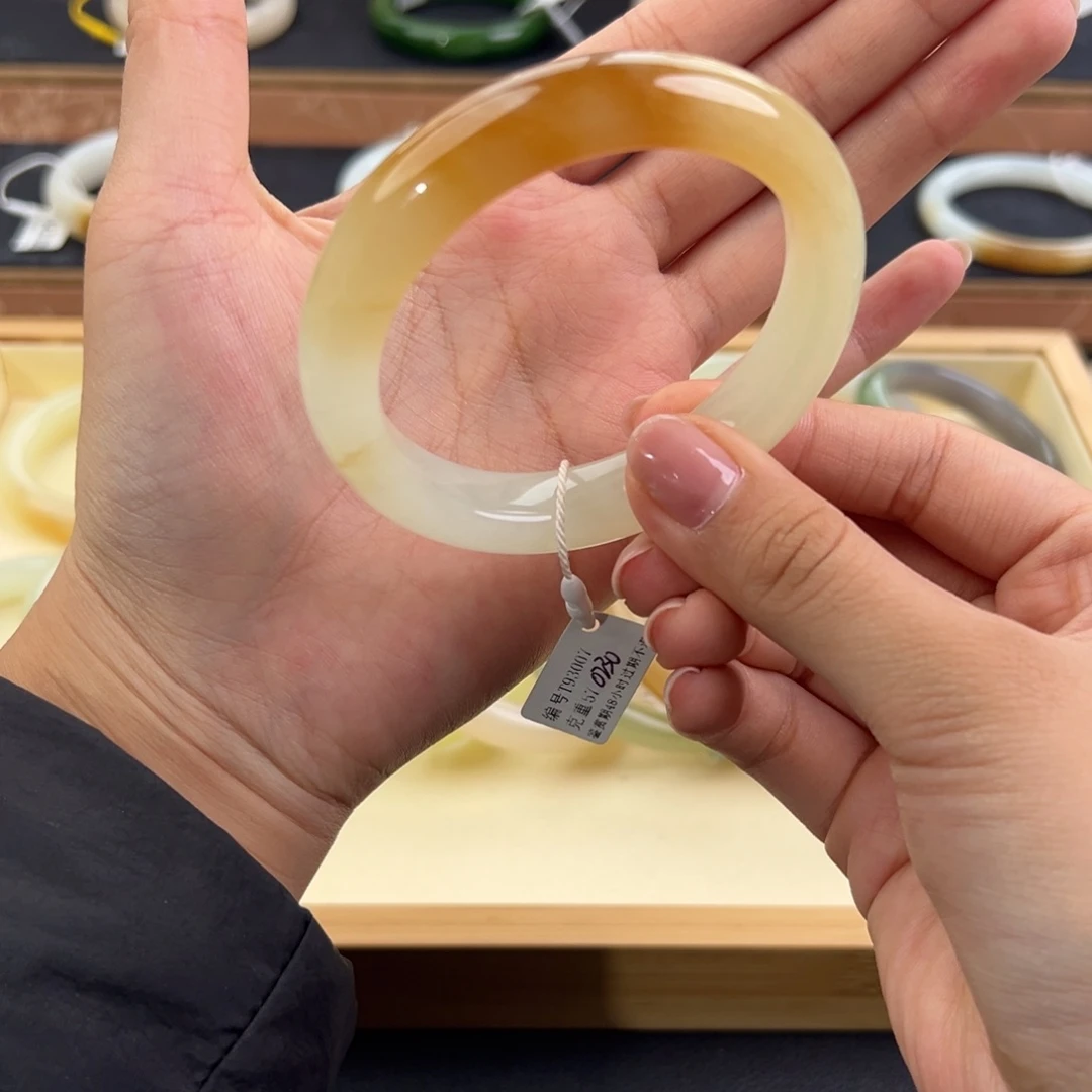 和田玉未镶嵌手镯有微瑕