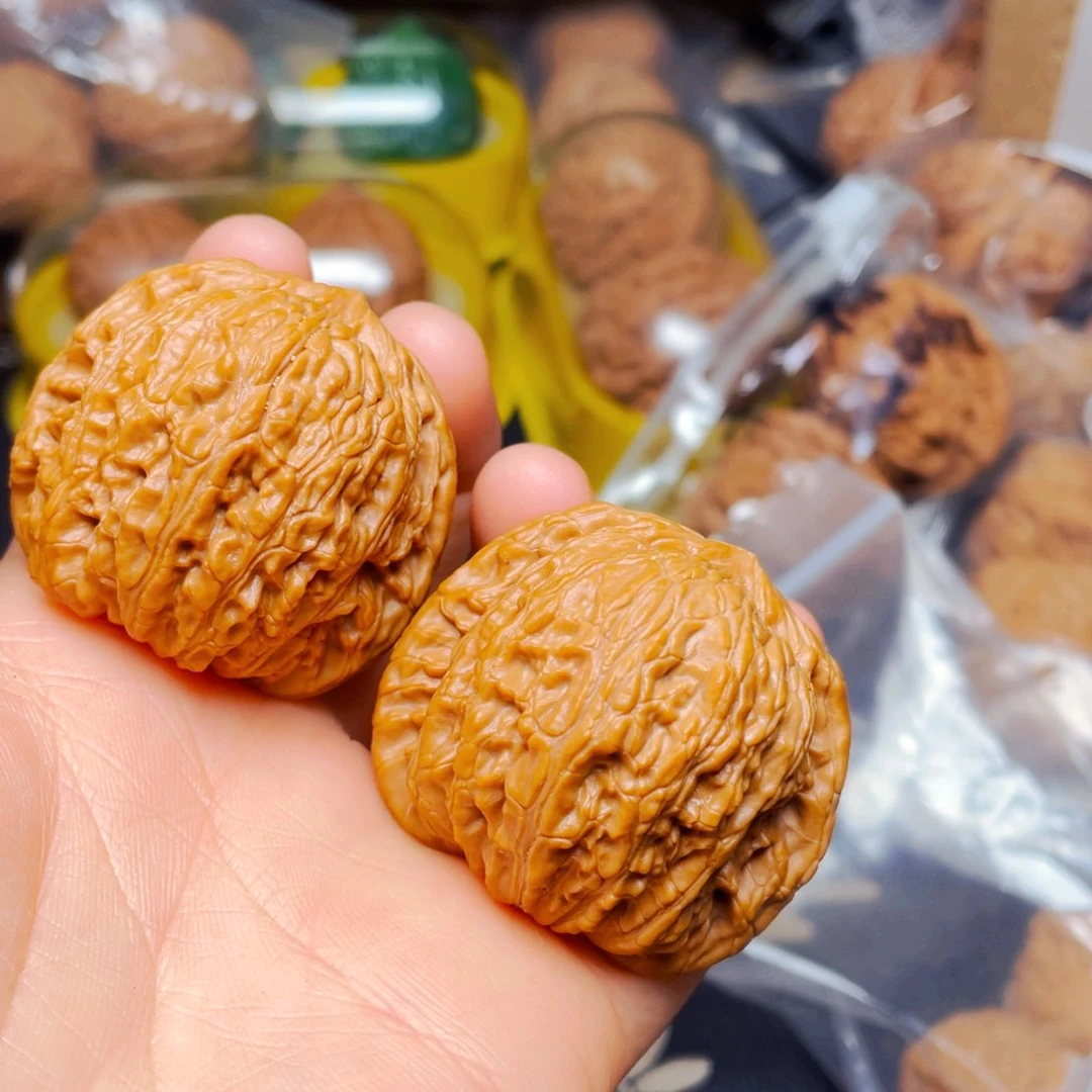 吊坠文玩核桃绣球一对