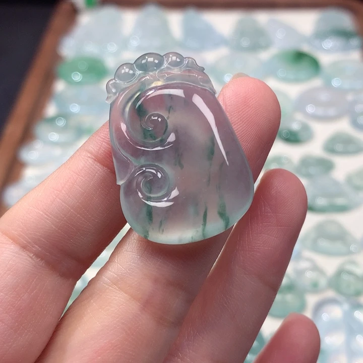 翡翠未镶嵌颈饰高冰飘花如意