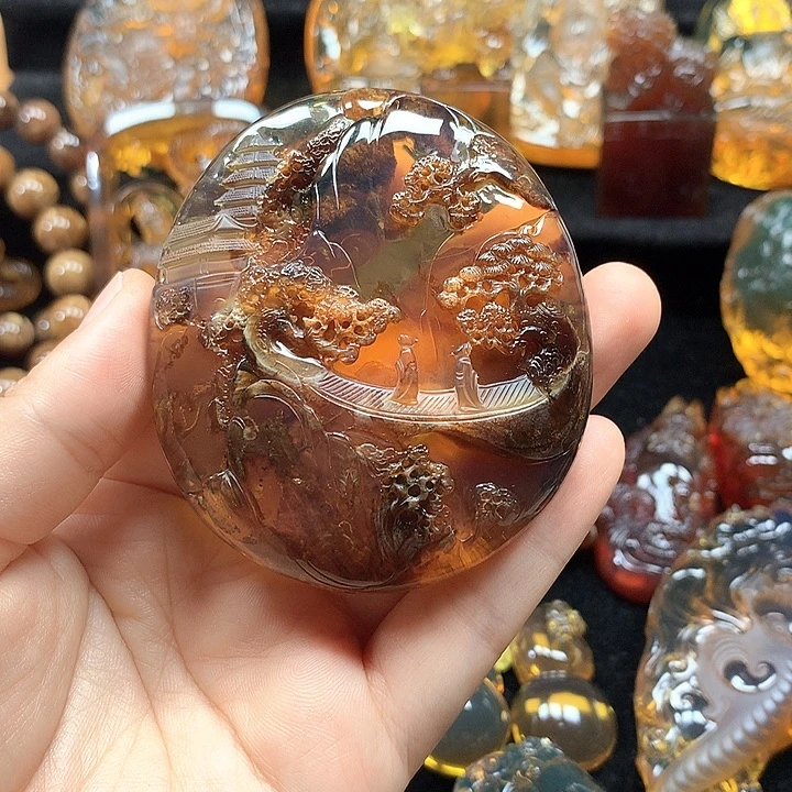 A***n琥珀未镶嵌颈饰金底溶洞山水吊坠