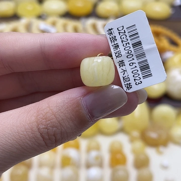 琥珀未镶嵌裸石11.8*9.9mm