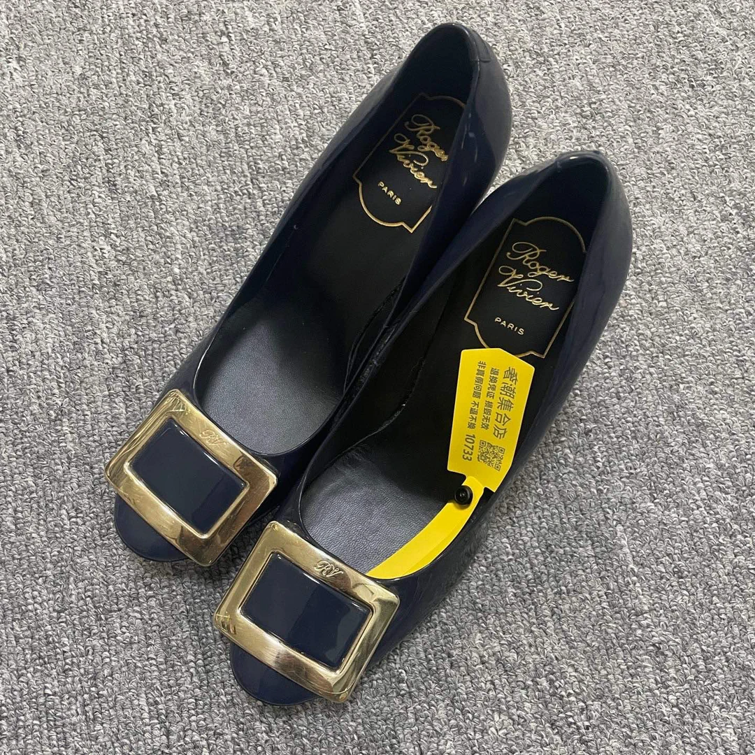 99新 Roger Vivier/罗杰·维威耶 饰扣细跟高跟鞋  37码/10733