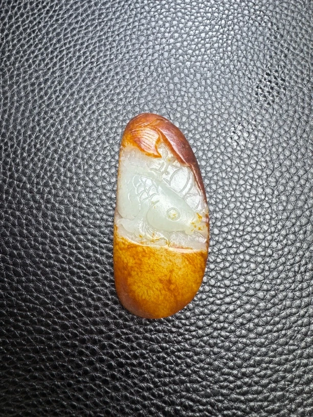 新疆和田玉天地皮金鱼吊坠