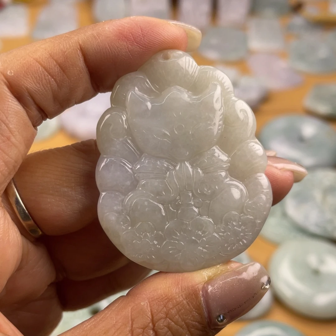 翡翠未镶嵌颈饰狐狸