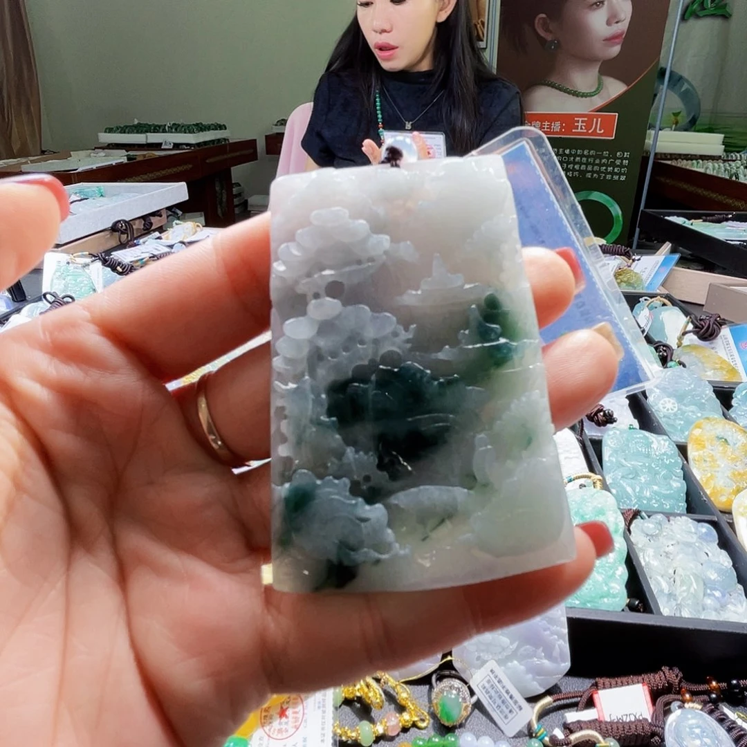 翡翠未镶嵌颈饰一个