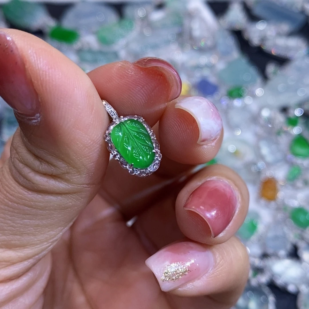 M***焱翡翠18K金镶嵌颈饰