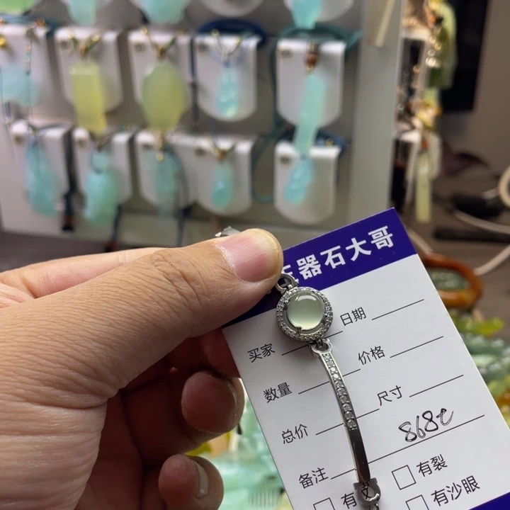蛇纹石玉未镶嵌颈饰