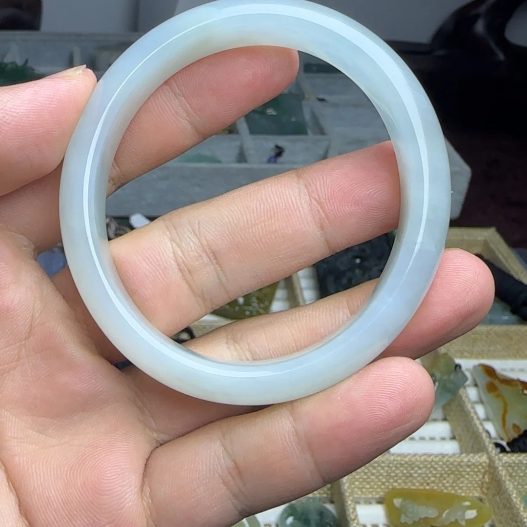 翡翠手镯未镶嵌贵妃
