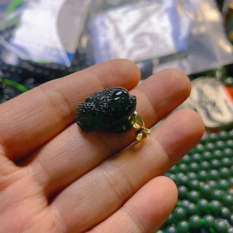 蛇纹石玉颈饰未镶嵌雨**子