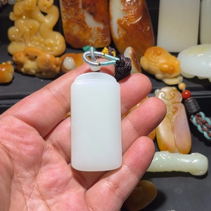 和田玉未镶嵌车挂中**哥