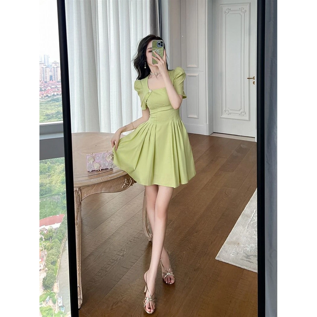 新款气质名媛风短袖泡泡肩连衣裙法式收腰小香风格调荷叶边褶皱设