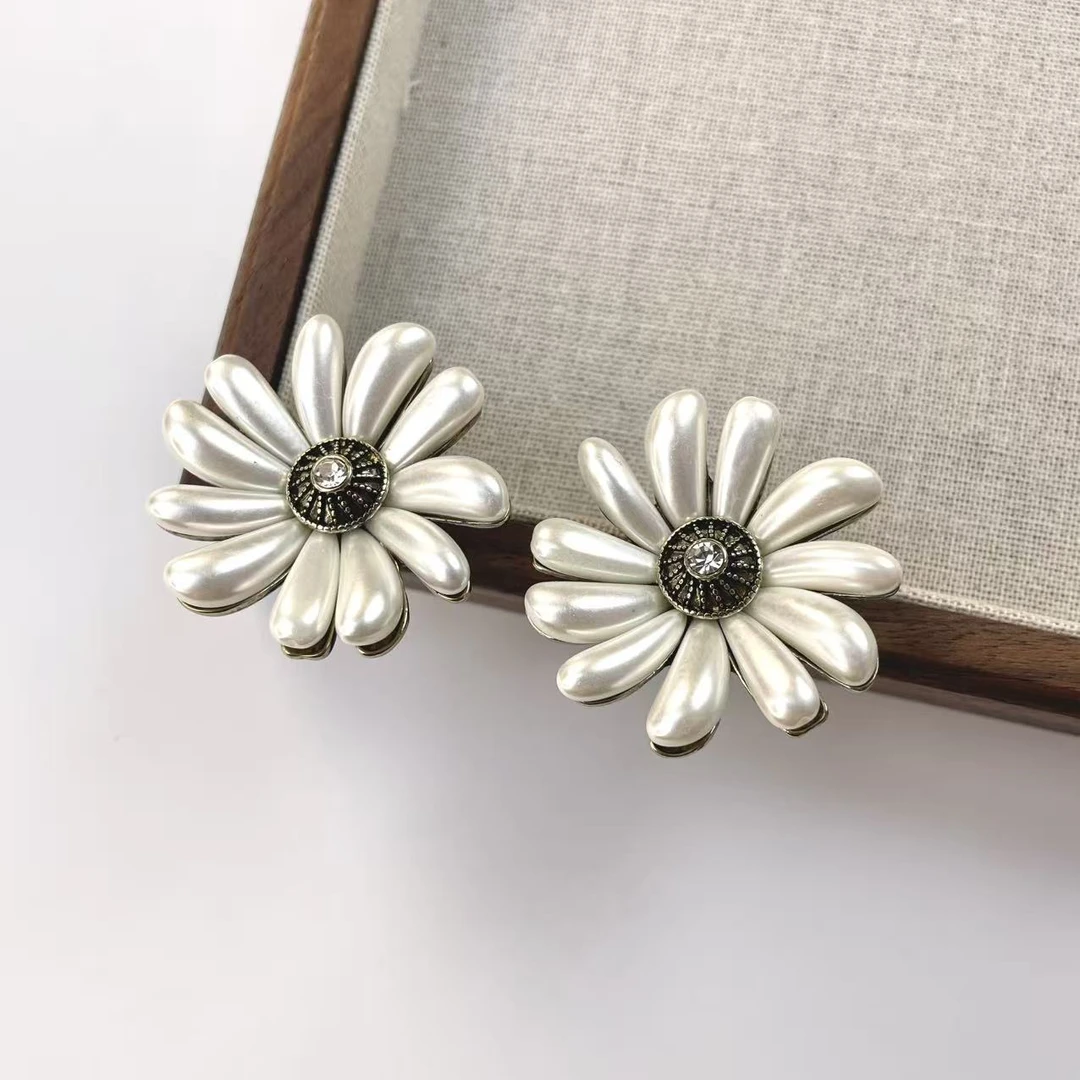 铜合金耳饰 买三送一 气质白色轻奢时尚法式中古耳钉耳扣