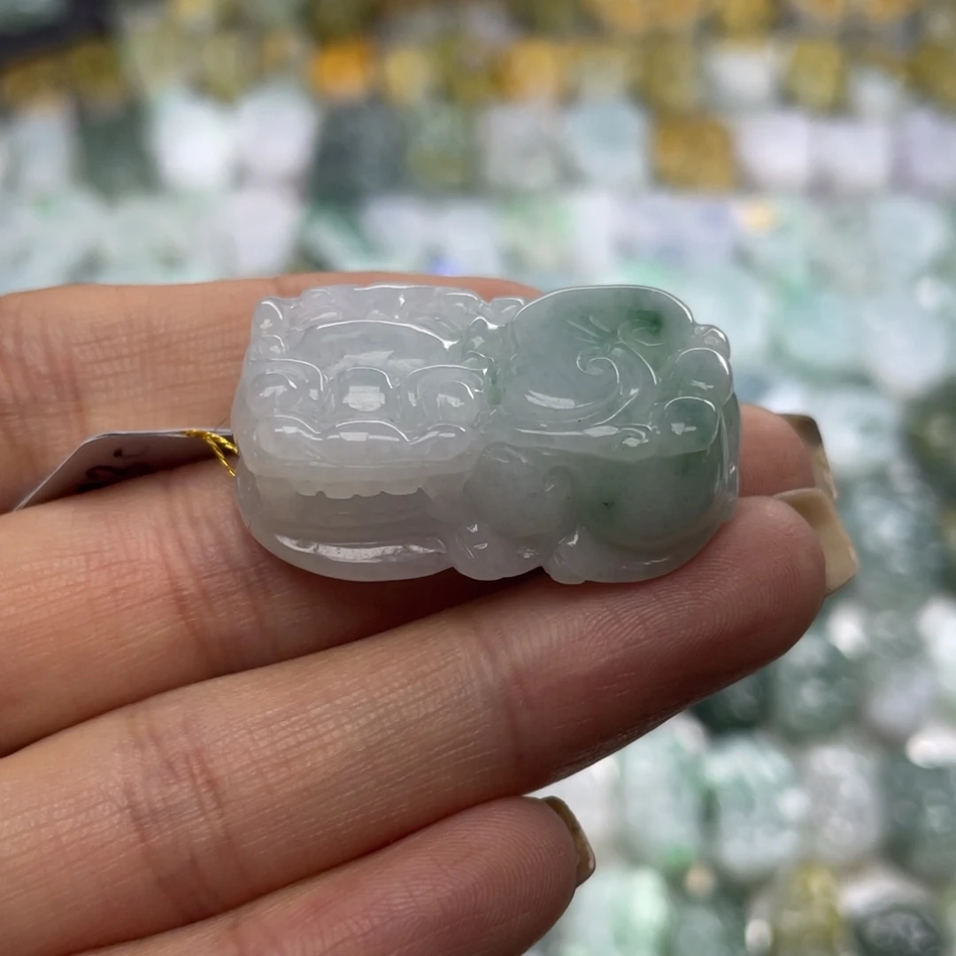 翡翠未镶嵌颈饰貔貅