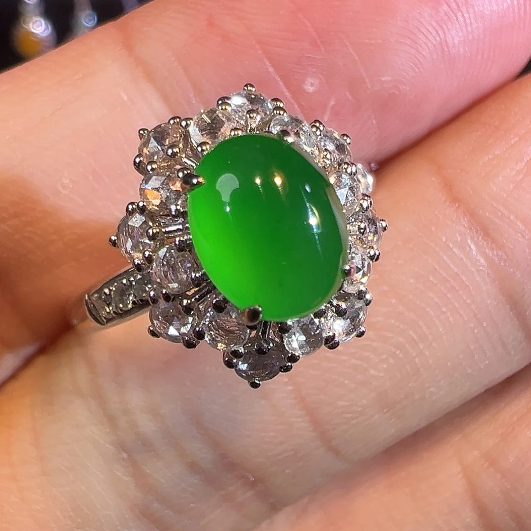 翡翠戒指18K金镶嵌高冰种阳绿椭圆蛋面