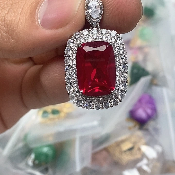 只买单纯的吊坠，没带链子，属的性质。