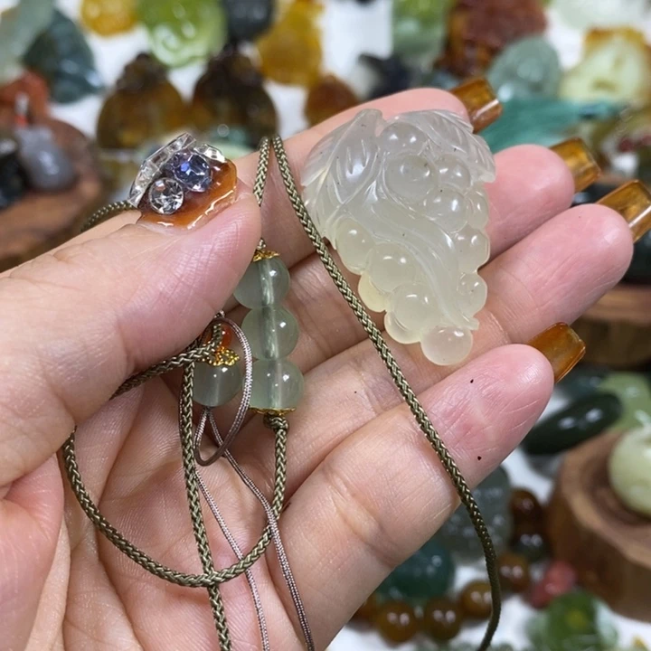 未镶嵌蛇纹石玉吊坠