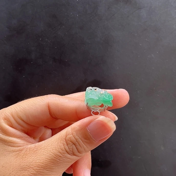 未镶嵌石英质玉戒指
