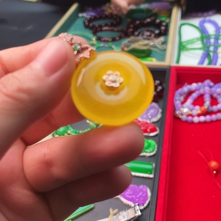 翡翠颈饰未镶嵌嗷嗷