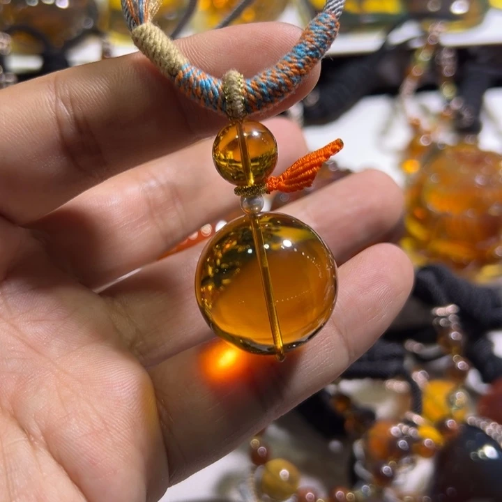未镶嵌颈饰琥珀青****往琥珀吊坠