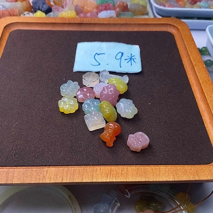 玛瑙/玉髓雕刻件未镶嵌开***人