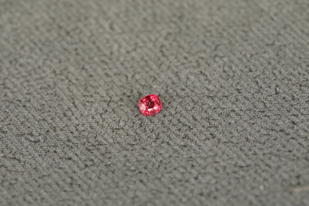 0.7克拉缅甸尖晶石轻微瑕疵