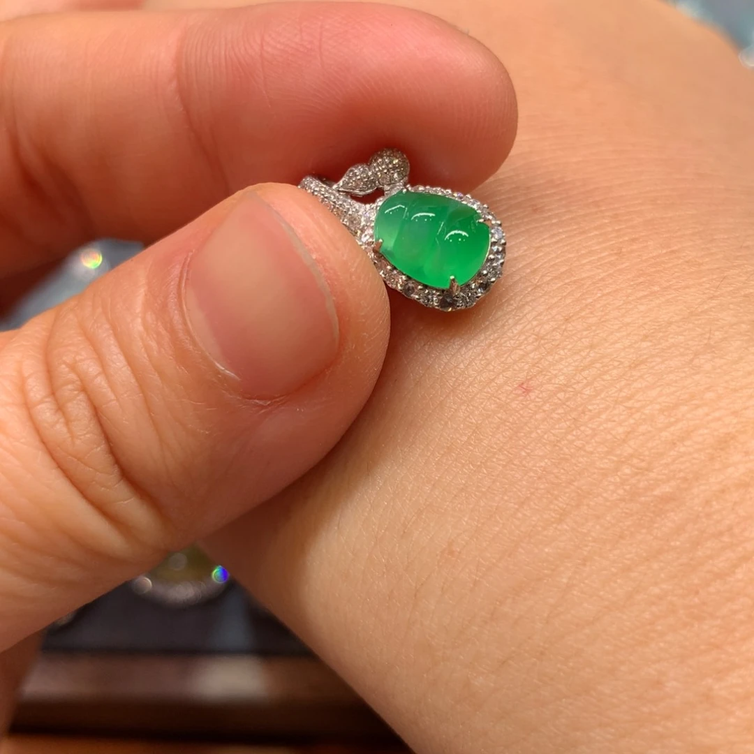 翡翠颈饰18K金镶嵌吊坠