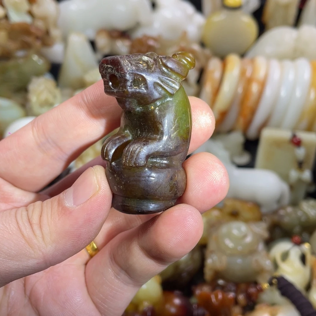 和田玉未镶嵌把件