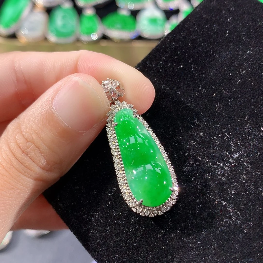 翡翠18K金镶嵌颈饰