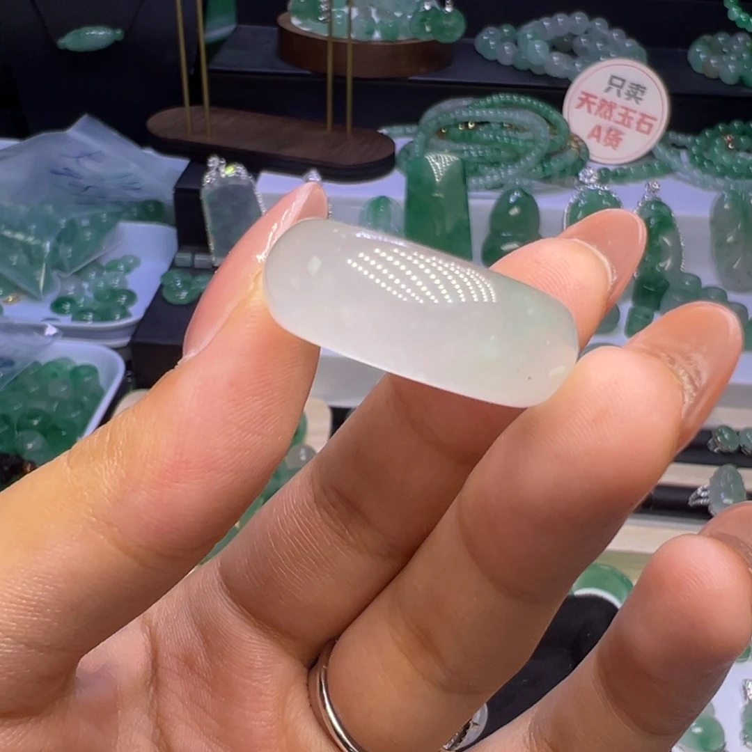 腊***月颈饰未镶嵌石英质玉（非洲翠）