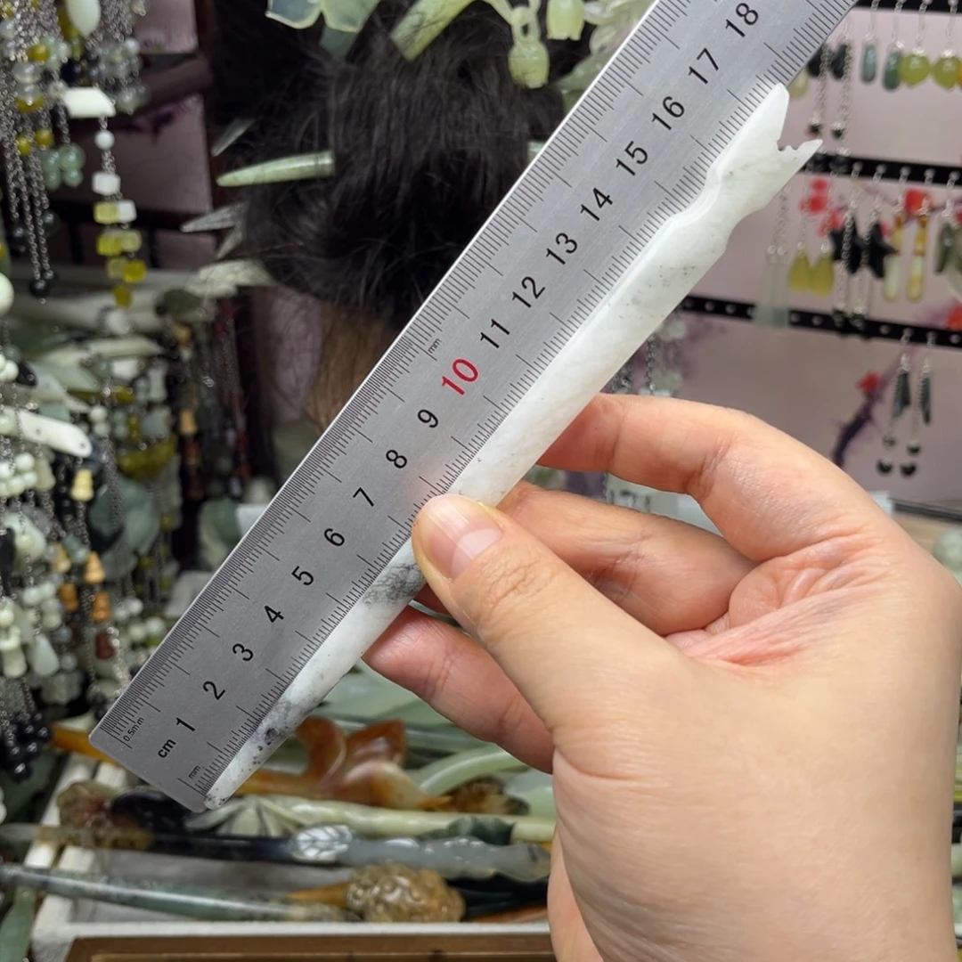 岫玉未镶嵌发饰长度17.5厘米左右，瑕疵款