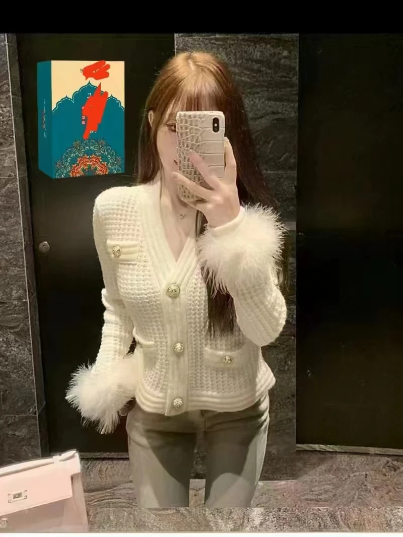 白色针织毛衣漂亮