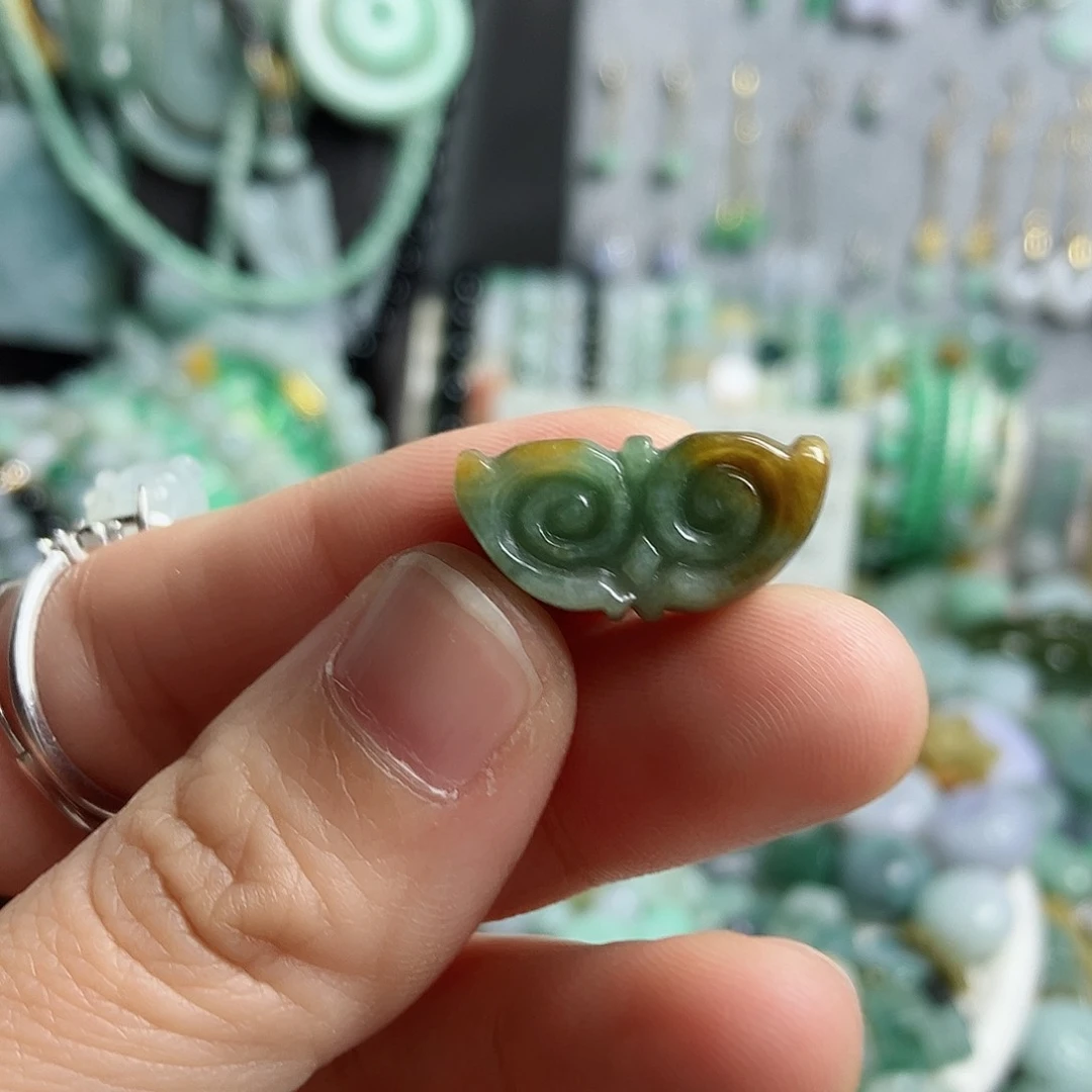 翡翠颈饰未镶嵌如意头