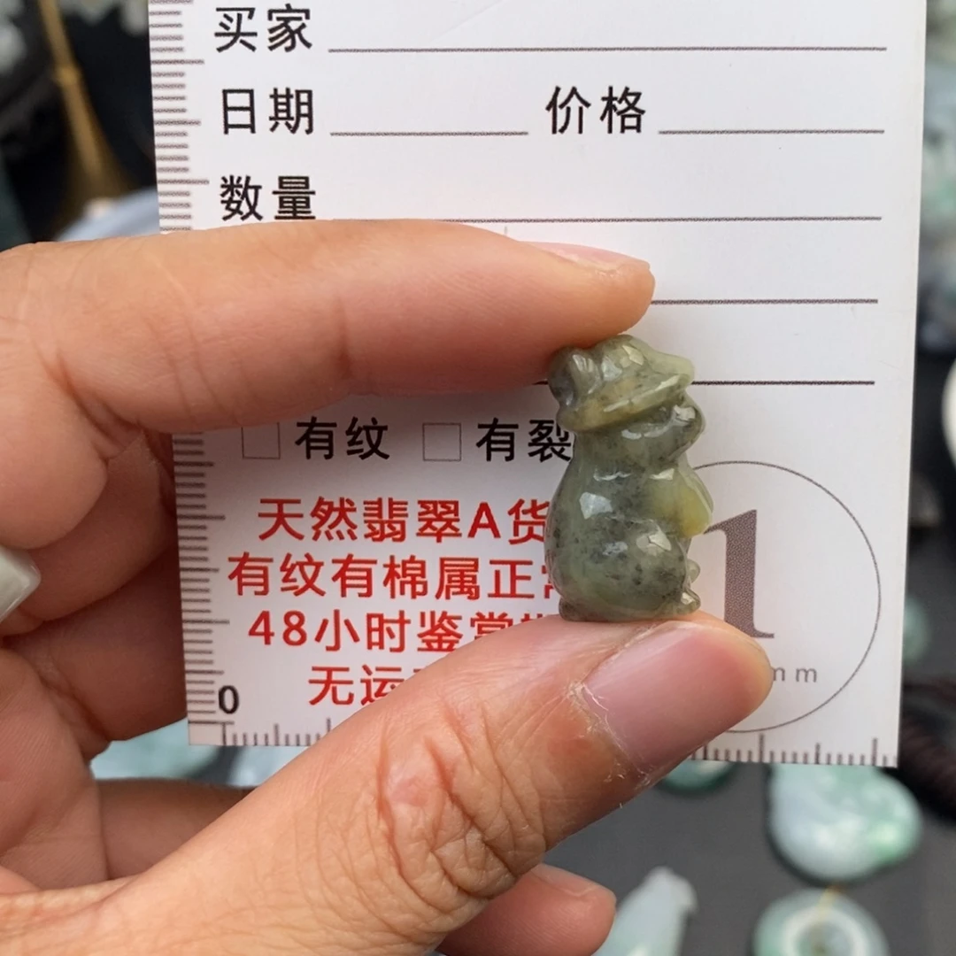 翡翠未镶嵌颈饰兔子
