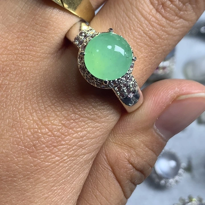 翡翠未镶嵌戒指铜托，卖裸石，需要二次镶嵌