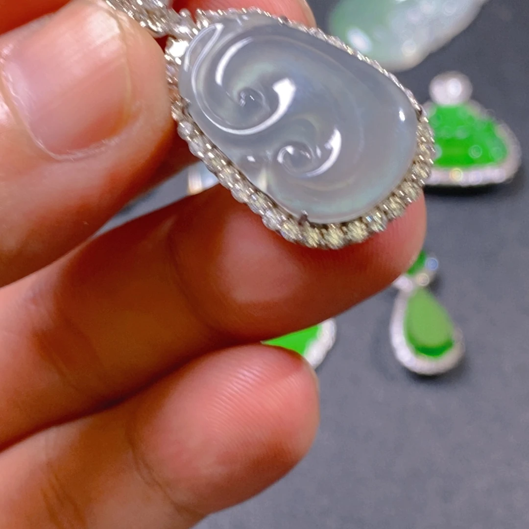 颈饰未镶嵌翡翠