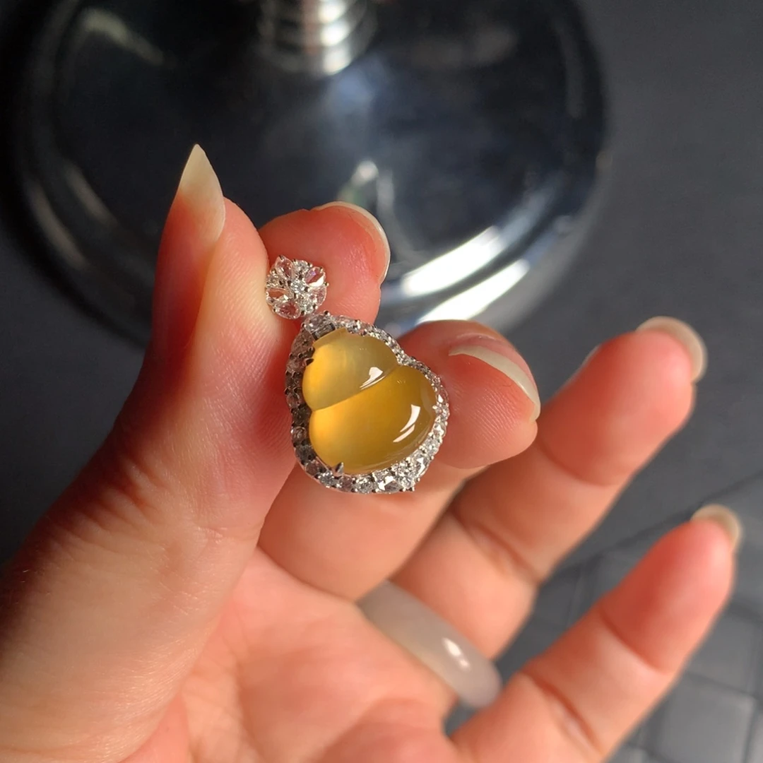 颈饰18K金镶嵌翡翠金灿灿的玻璃葫芦