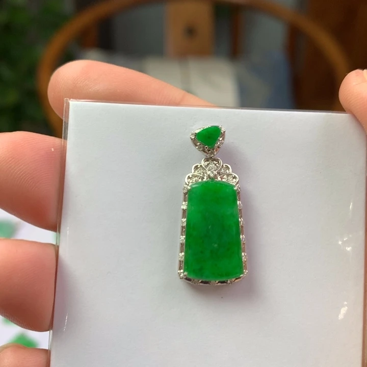 翡翠18K金镶嵌颈饰翡翠吊坠
