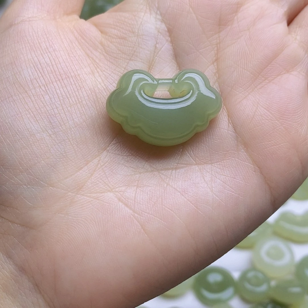 和田玉颈饰未镶嵌海**块