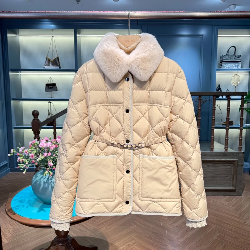 KK&MERRY时尚菱格压线毛领拼接保暖90白鹅绒收腰羽绒服KDSC067