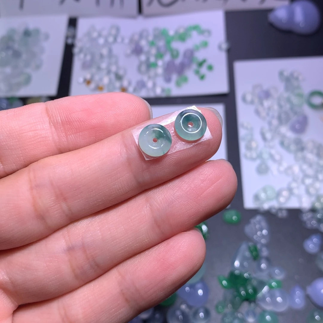 翡翠未镶嵌颈饰香****。小扣