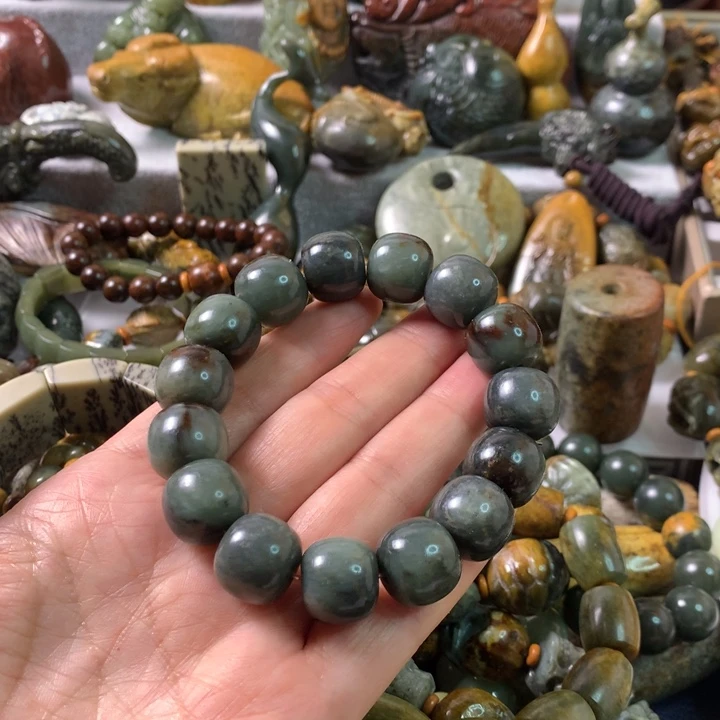 未镶嵌岫岩河磨玉（透闪石质玉）把件